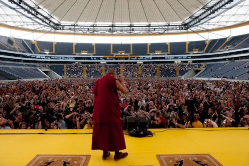 Đức: Lễ bế mạc hoằng pháp của đức Dalailama tại Commenbank - Arena, TP.Frankfurt ảnh 10