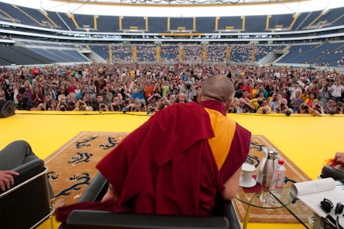 Đức: Lễ bế mạc hoằng pháp của đức Dalailama tại Commenbank - Arena, TP.Frankfurt ảnh 11