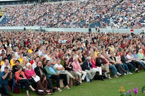 Đức: Lễ bế mạc hoằng pháp của đức Dalailama tại Commenbank - Arena, TP.Frankfurt ảnh 12 Đức: Lễ bế mạc hoằng pháp của đức Dalailama tại Commenbank - Arena, TP.Frankfurt ảnh 12