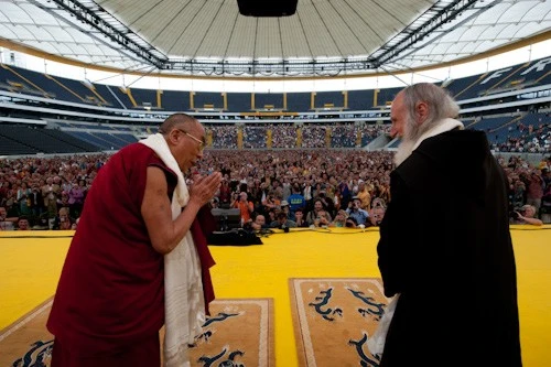 Đức: Lễ bế mạc hoằng pháp của đức Dalailama tại Commenbank - Arena, TP.Frankfurt ảnh 29