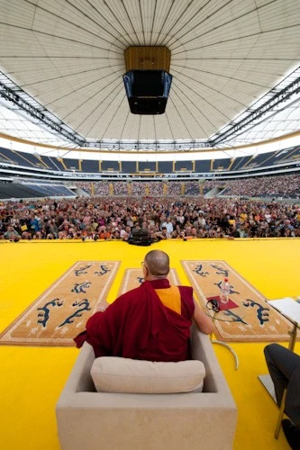 Đức: Lễ bế mạc hoằng pháp của đức Dalailama tại Commenbank - Arena, TP.Frankfurt ảnh 30