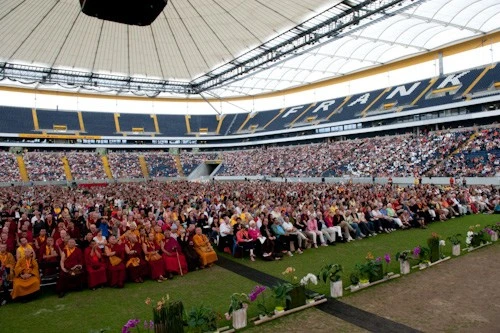 Đức: Lễ bế mạc hoằng pháp của đức Dalailama tại Commenbank - Arena, TP.Frankfurt ảnh 48