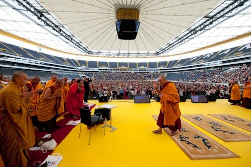 Đức: Lễ bế mạc hoằng pháp của đức Dalailama tại Commenbank - Arena, TP.Frankfurt ảnh 49