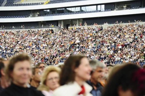 Đức: Lễ bế mạc hoằng pháp của đức Dalailama tại Commenbank - Arena, TP.Frankfurt ảnh 51
