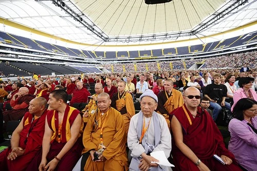 Đức: Lễ bế mạc hoằng pháp của đức Dalailama tại Commenbank - Arena, TP.Frankfurt ảnh 52