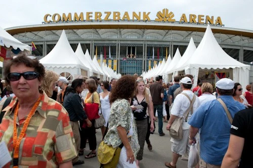 Đức: Lễ bế mạc hoằng pháp của đức Dalailama tại Commenbank - Arena, TP.Frankfurt ảnh 3