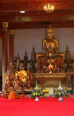 Họa tiết trang trí trên cửa chùa ở Luang Prabang Tượng phật trong chùa
