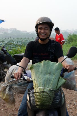 Những bông sen được mang lên và ngay lập tức được mang đi đ