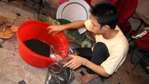 Cứ 1 lớp chè dầy bằng bàn tay thì được phủ lên bởi 1 lớp gạo sen. Cứ thế cho đến khi hết thì đậy kín lại rồi đợi trong khoảng 36 tiếng thì đem ra sấy trong 1 ngày. d