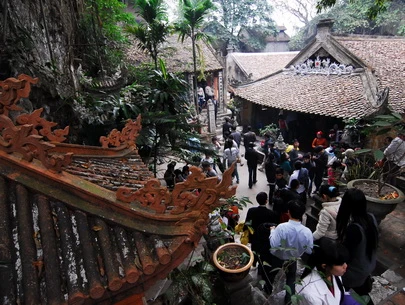 Có ít nhất 1.000 ngôi chùa đã được xếp hạng di tích. Trong ảnh là chùa Thầy, huyện Quốc Oai (Hà Nội) - một trong những kiến trúc độc đáo thu hút nhiều du khách tham quan - Ảnh: T.T.D.