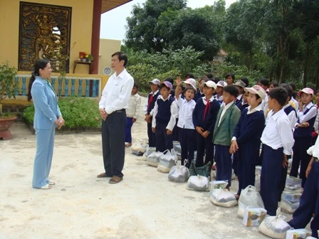 Trao đổi đại diện Trường Tam Bố.jpg.JPG