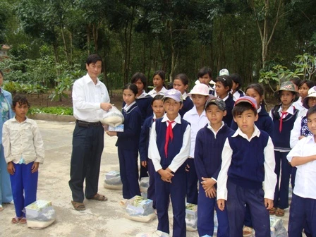 niềm vui các em học sinh khi nhận quà.jpg.JPG