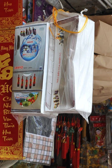 Sát dịp lễ Vu lan, phố Hàng Mã đông đúc người mua kẻ bán. Ô tô, tủ lạnh bày tràn ra vỉa hè mời gọi khách. Một ngôi nhà ba tầng đang được chào bán, giá khi chưa mặc cả hơn 100.000 đồng. Một chị phụ nữ loay hoay xem chiếc tủ lạnh. Tủ lạnh bắt chước thương hiệu Nhật, còn điều hòa móp méo vẫn treo bán. Khi những chiếc máy tính xách tay, đầu đĩa DVD hiện đại bằng giấy không còn xa lạ thì năm nay két bạc là mặt hàng mới có. Những ngôi nhà được làm khá cầu kỳ với cửa mở và bàn ghế bên trong. Giá gần 200.000 đồng. Những chiếc áo sơ mi nhiều màu sắc bắt mắt. Dù có cả dàn âm thanh nhưng vẫn còn những chiếc Radio Casette như thế này được ưa chuộng. Hàng bày bán nhiều và mốt nhất vẫn là những chiếc xe hơi "hạng sang". Có những cửa hàng bày đồ hiếu, hỷ đè lên nhau. Hàng liên tục được nhập chuyển về để bán. Nườm nượp những chuyến xe chở về tận nhà khách hàng.