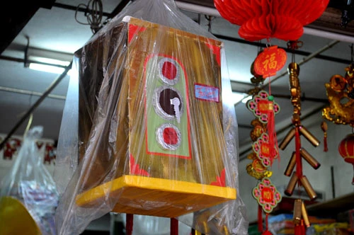 Sát dịp lễ Vu lan, phố Hàng Mã đông đúc người mua kẻ bán. Ô tô, tủ lạnh bày tràn ra vỉa hè mời gọi khách. Một ngôi nhà ba tầng đang được chào bán, giá khi chưa mặc cả hơn 100.000 đồng. Một chị phụ nữ loay hoay xem chiếc tủ lạnh. Tủ lạnh bắt chước thương hiệu Nhật, còn điều hòa móp méo vẫn treo bán. Khi những chiếc máy tính xách tay, đầu đĩa DVD hiện đại bằng giấy không còn xa lạ thì năm nay két bạc là mặt hàng mới có. Những ngôi nhà được làm khá cầu kỳ với cửa mở và bàn ghế bên trong. Giá gần 200.000 đồng. Những chiếc áo sơ mi nhiều màu sắc bắt mắt. Dù có cả dàn âm thanh nhưng vẫn còn những chiếc Radio Casette như thế này được ưa chuộng. Hàng bày bán nhiều và mốt nhất vẫn là những chiếc xe hơi "hạng sang". Có những cửa hàng bày đồ hiếu, hỷ đè lên nhau. Hàng liên tục được nhập chuyển về để bán. Nườm nượp những chuyến xe chở về tận nhà khách hàng.