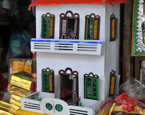 Sát dịp lễ Vu lan, phố Hàng Mã đông đúc người mua kẻ bán. Ô tô, tủ lạnh bày tràn ra vỉa hè mời gọi khách. Một ngôi nhà ba tầng đang được chào bán, giá khi chưa mặc cả hơn 100.000 đồng. Một chị phụ nữ loay hoay xem chiếc tủ lạnh. Tủ lạnh bắt chước thương hiệu Nhật, còn điều hòa móp méo vẫn treo bán. Khi những chiếc máy tính xách tay, đầu đĩa DVD hiện đại bằng giấy không còn xa lạ thì năm nay két bạc là mặt hàng mới có. Những ngôi nhà được làm khá cầu kỳ với cửa mở và bàn ghế bên trong. Giá gần 200.000 đồng. Những chiếc áo sơ mi nhiều màu sắc bắt mắt. Dù có cả dàn âm thanh nhưng vẫn còn những chiếc Radio Casette như thế này được ưa chuộng. Hàng bày bán nhiều và mốt nhất vẫn là những chiếc xe hơi "hạng sang". Có những cửa hàng bày đồ hiếu, hỷ đè lên nhau. Hàng liên tục được nhập chuyển về để bán. Nườm nượp những chuyến xe chở về tận nhà khách hàng.