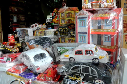 Sát dịp lễ Vu lan, phố Hàng Mã đông đúc người mua kẻ bán. Ô tô, tủ lạnh bày tràn ra vỉa hè mời gọi khách. Một ngôi nhà ba tầng đang được chào bán, giá khi chưa mặc cả hơn 100.000 đồng. Một chị phụ nữ loay hoay xem chiếc tủ lạnh. Tủ lạnh bắt chước thương hiệu Nhật, còn điều hòa móp méo vẫn treo bán. Khi những chiếc máy tính xách tay, đầu đĩa DVD hiện đại bằng giấy không còn xa lạ thì năm nay két bạc là mặt hàng mới có. Những ngôi nhà được làm khá cầu kỳ với cửa mở và bàn ghế bên trong. Giá gần 200.000 đồng. Những chiếc áo sơ mi nhiều màu sắc bắt mắt. Dù có cả dàn âm thanh nhưng vẫn còn những chiếc Radio Casette như thế này được ưa chuộng. Hàng bày bán nhiều và mốt nhất vẫn là những chiếc xe hơi "hạng sang". Có những cửa hàng bày đồ hiếu, hỷ đè lên nhau. Hàng liên tục được nhập chuyển về để bán. Nườm nượp những chuyến xe chở về tận nhà khách hàng.