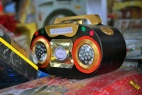 Sát dịp lễ Vu lan, phố Hàng Mã đông đúc người mua kẻ bán. Ô tô, tủ lạnh bày tràn ra vỉa hè mời gọi khách. Một ngôi nhà ba tầng đang được chào bán, giá khi chưa mặc cả hơn 100.000 đồng. Một chị phụ nữ loay hoay xem chiếc tủ lạnh. Tủ lạnh bắt chước thương hiệu Nhật, còn điều hòa móp méo vẫn treo bán. Khi những chiếc máy tính xách tay, đầu đĩa DVD hiện đại bằng giấy không còn xa lạ thì năm nay két bạc là mặt hàng mới có. Những ngôi nhà được làm khá cầu kỳ với cửa mở và bàn ghế bên trong. Giá gần 200.000 đồng. Những chiếc áo sơ mi nhiều màu sắc bắt mắt. Dù có cả dàn âm thanh nhưng vẫn còn những chiếc Radio Casette như thế này được ưa chuộng. Hàng bày bán nhiều và mốt nhất vẫn là những chiếc xe hơi "hạng sang". Có những cửa hàng bày đồ hiếu, hỷ đè lên nhau. Hàng liên tục được nhập chuyển về để bán. Nườm nượp những chuyến xe chở về tận nhà khách hàng.