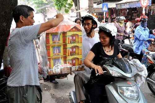 Sát dịp lễ Vu lan, phố Hàng Mã đông đúc người mua kẻ bán. Ô tô, tủ lạnh bày tràn ra vỉa hè mời gọi khách. Một ngôi nhà ba tầng đang được chào bán, giá khi chưa mặc cả hơn 100.000 đồng. Một chị phụ nữ loay hoay xem chiếc tủ lạnh. Tủ lạnh bắt chước thương hiệu Nhật, còn điều hòa móp méo vẫn treo bán. Khi những chiếc máy tính xách tay, đầu đĩa DVD hiện đại bằng giấy không còn xa lạ thì năm nay két bạc là mặt hàng mới có. Những ngôi nhà được làm khá cầu kỳ với cửa mở và bàn ghế bên trong. Giá gần 200.000 đồng. Những chiếc áo sơ mi nhiều màu sắc bắt mắt. Dù có cả dàn âm thanh nhưng vẫn còn những chiếc Radio Casette như thế này được ưa chuộng. Hàng bày bán nhiều và mốt nhất vẫn là những chiếc xe hơi "hạng sang". Có những cửa hàng bày đồ hiếu, hỷ đè lên nhau. Hàng liên tục được nhập chuyển về để bán. Nườm nượp những chuyến xe chở về tận nhà khách hàng. Sát dịp lễ Vu lan, phố Hàng Mã đông đúc người mua kẻ bán. Ô tô, tủ lạnh bày tràn ra vỉa hè mời gọi khách. Một ngôi nhà ba tầng đang được chào bán, giá khi chưa mặc cả hơn 100.000 đồng. Một chị phụ nữ loay hoay xem chiếc tủ lạnh. Tủ lạnh bắt chước thương hiệu Nhật, còn điều hòa móp méo vẫn treo bán. Khi những chiếc máy tính xách tay, đầu đĩa DVD hiện đại bằng giấy không còn xa lạ thì năm nay két bạc là mặt hàng mới có. Những ngôi nhà được làm khá cầu kỳ với cửa mở và bàn ghế bên trong. Giá gần 200.000 đồng. Những chiếc áo sơ mi nhiều màu sắc bắt mắt. Dù có cả dàn âm thanh nhưng vẫn còn những chiếc Radio Casette như thế này được ưa chuộng. Hàng bày bán nhiều và mốt nhất vẫn là những chiếc xe hơi "hạng sang". Có những cửa hàng bày đồ hiếu, hỷ đè lên nhau. Hàng liên tục được nhập chuyển về để bán. Nườm nượp những chuyến xe chở về tận nhà khách hàng.