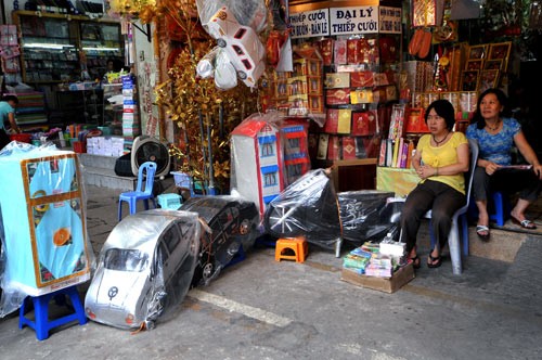 Sát dịp lễ Vu lan, phố Hàng Mã đông đúc người mua kẻ bán. Ô tô, tủ lạnh bày tràn ra vỉa hè mời gọi khách. Một ngôi nhà ba tầng đang được chào bán, giá khi chưa mặc cả hơn 100.000 đồng. Một chị phụ nữ loay hoay xem chiếc tủ lạnh. Tủ lạnh bắt chước thương hiệu Nhật, còn điều hòa móp méo vẫn treo bán. Khi những chiếc máy tính xách tay, đầu đĩa DVD hiện đại bằng giấy không còn xa lạ thì năm nay két bạc là mặt hàng mới có. Những ngôi nhà được làm khá cầu kỳ với cửa mở và bàn ghế bên trong. Giá gần 200.000 đồng. Những chiếc áo sơ mi nhiều màu sắc bắt mắt. Dù có cả dàn âm thanh nhưng vẫn còn những chiếc Radio Casette như thế này được ưa chuộng. Hàng bày bán nhiều và mốt nhất vẫn là những chiếc xe hơi "hạng sang". Có những cửa hàng bày đồ hiếu, hỷ đè lên nhau. Hàng liên tục được nhập chuyển về để bán. Nườm nượp những chuyến xe chở về tận nhà khách hàng. Sát dịp lễ Vu lan, phố Hàng Mã đông đúc người mua kẻ bán. Ô tô, tủ lạnh bày tràn ra vỉa hè mời gọi khách. Một ngôi nhà ba tầng đang được chào bán, giá khi chưa mặc cả hơn 100.000 đồng. Một chị phụ nữ loay hoay xem chiếc tủ lạnh. Tủ lạnh bắt chước thương hiệu Nhật, còn điều hòa móp méo vẫn treo bán. Khi những chiếc máy tính xách tay, đầu đĩa DVD hiện đại bằng giấy không còn xa lạ thì năm nay két bạc là mặt hàng mới có. Những ngôi nhà được làm khá cầu kỳ với cửa mở và bàn ghế bên trong. Giá gần 200.000 đồng. Những chiếc áo sơ mi nhiều màu sắc bắt mắt. Dù có cả dàn âm thanh nhưng vẫn còn những chiếc Radio Casette như thế này được ưa chuộng. Hàng bày bán nhiều và mốt nhất vẫn là những chiếc xe hơi "hạng sang". Có những cửa hàng bày đồ hiếu, hỷ đè lên nhau. Hàng liên tục được nhập chuyển về để bán. Nườm nượp những chuyến xe chở về tận nhà khách hàng.