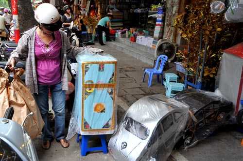 Sát dịp lễ Vu lan, phố Hàng Mã đông đúc người mua kẻ bán. Ô tô, tủ lạnh bày tràn ra vỉa hè mời gọi khách. Một ngôi nhà ba tầng đang được chào bán, giá khi chưa mặc cả hơn 100.000 đồng. Một chị phụ nữ loay hoay xem chiếc tủ lạnh. Tủ lạnh bắt chước thương hiệu Nhật, còn điều hòa móp méo vẫn treo bán. Khi những chiếc máy tính xách tay, đầu đĩa DVD hiện đại bằng giấy không còn xa lạ thì năm nay két bạc là mặt hàng mới có. Những ngôi nhà được làm khá cầu kỳ với cửa mở và bàn ghế bên trong. Giá gần 200.000 đồng. Những chiếc áo sơ mi nhiều màu sắc bắt mắt. Dù có cả dàn âm thanh nhưng vẫn còn những chiếc Radio Casette như thế này được ưa chuộng. Hàng bày bán nhiều và mốt nhất vẫn là những chiếc xe hơi "hạng sang". Có những cửa hàng bày đồ hiếu, hỷ đè lên nhau. Hàng liên tục được nhập chuyển về để bán. Nườm nượp những chuyến xe chở về tận nhà khách hàng. Sát dịp lễ Vu lan, phố Hàng Mã đông đúc người mua kẻ bán. Ô tô, tủ lạnh bày tràn ra vỉa hè mời gọi khách. Một ngôi nhà ba tầng đang được chào bán, giá khi chưa mặc cả hơn 100.000 đồng. Một chị phụ nữ loay hoay xem chiếc tủ lạnh. Tủ lạnh bắt chước thương hiệu Nhật, còn điều hòa móp méo vẫn treo bán. Khi những chiếc máy tính xách tay, đầu đĩa DVD hiện đại bằng giấy không còn xa lạ thì năm nay két bạc là mặt hàng mới có. Những ngôi nhà được làm khá cầu kỳ với cửa mở và bàn ghế bên trong. Giá gần 200.000 đồng. Những chiếc áo sơ mi nhiều màu sắc bắt mắt. Dù có cả dàn âm thanh nhưng vẫn còn những chiếc Radio Casette như thế này được ưa chuộng. Hàng bày bán nhiều và mốt nhất vẫn là những chiếc xe hơi "hạng sang". Có những cửa hàng bày đồ hiếu, hỷ đè lên nhau. Hàng liên tục được nhập chuyển về để bán. Nườm nượp những chuyến xe chở về tận nhà khách hàng.