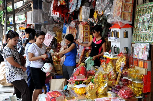 Sát dịp lễ Vu lan, phố Hàng Mã đông đúc người mua kẻ bán. Ô tô, tủ lạnh bày tràn ra vỉa hè mời gọi khách. Một ngôi nhà ba tầng đang được chào bán, giá khi chưa mặc cả hơn 100.000 đồng. Một chị phụ nữ loay hoay xem chiếc tủ lạnh. Tủ lạnh bắt chước thương hiệu Nhật, còn điều hòa móp méo vẫn treo bán. Khi những chiếc máy tính xách tay, đầu đĩa DVD hiện đại bằng giấy không còn xa lạ thì năm nay két bạc là mặt hàng mới có. Những ngôi nhà được làm khá cầu kỳ với cửa mở và bàn ghế bên trong. Giá gần 200.000 đồng. Những chiếc áo sơ mi nhiều màu sắc bắt mắt. Dù có cả dàn âm thanh nhưng vẫn còn những chiếc Radio Casette như thế này được ưa chuộng. Hàng bày bán nhiều và mốt nhất vẫn là những chiếc xe hơi "hạng sang". Có những cửa hàng bày đồ hiếu, hỷ đè lên nhau. Hàng liên tục được nhập chuyển về để bán. Nườm nượp những chuyến xe chở về tận nhà khách hàng.
