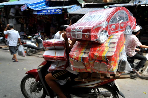 Sát dịp lễ Vu lan, phố Hàng Mã đông đúc người mua kẻ bán. Ô tô, tủ lạnh bày tràn ra vỉa hè mời gọi khách. Một ngôi nhà ba tầng đang được chào bán, giá khi chưa mặc cả hơn 100.000 đồng. Một chị phụ nữ loay hoay xem chiếc tủ lạnh. Tủ lạnh bắt chước thương hiệu Nhật, còn điều hòa móp méo vẫn treo bán. Khi những chiếc máy tính xách tay, đầu đĩa DVD hiện đại bằng giấy không còn xa lạ thì năm nay két bạc là mặt hàng mới có. Những ngôi nhà được làm khá cầu kỳ với cửa mở và bàn ghế bên trong. Giá gần 200.000 đồng. Những chiếc áo sơ mi nhiều màu sắc bắt mắt. Dù có cả dàn âm thanh nhưng vẫn còn những chiếc Radio Casette như thế này được ưa chuộng. Hàng bày bán nhiều và mốt nhất vẫn là những chiếc xe hơi "hạng sang". Có những cửa hàng bày đồ hiếu, hỷ đè lên nhau. Hàng liên tục được nhập chuyển về để bán. Nườm nượp những chuyến xe chở về tận nhà khách hàng.