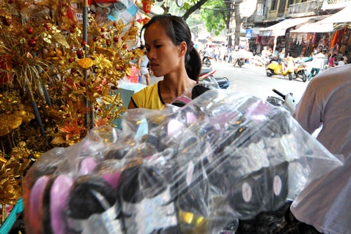 Sát dịp lễ Vu lan, phố Hàng Mã đông đúc người mua kẻ bán. Ô tô, tủ lạnh bày tràn ra vỉa hè mời gọi khách. Một ngôi nhà ba tầng đang được chào bán, giá khi chưa mặc cả hơn 100.000 đồng. Một chị phụ nữ loay hoay xem chiếc tủ lạnh. Tủ lạnh bắt chước thương hiệu Nhật, còn điều hòa móp méo vẫn treo bán. Khi những chiếc máy tính xách tay, đầu đĩa DVD hiện đại bằng giấy không còn xa lạ thì năm nay két bạc là mặt hàng mới có. Những ngôi nhà được làm khá cầu kỳ với cửa mở và bàn ghế bên trong. Giá gần 200.000 đồng. Những chiếc áo sơ mi nhiều màu sắc bắt mắt. Dù có cả dàn âm thanh nhưng vẫn còn những chiếc Radio Casette như thế này được ưa chuộng. Hàng bày bán nhiều và mốt nhất vẫn là những chiếc xe hơi "hạng sang". Có những cửa hàng bày đồ hiếu, hỷ đè lên nhau. Hàng liên tục được nhập chuyển về để bán. Nườm nượp những chuyến xe chở về tận nhà khách hàng.