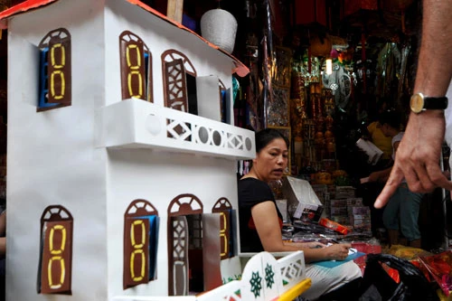 Sát dịp lễ Vu lan, phố Hàng Mã đông đúc người mua kẻ bán. Ô tô, tủ lạnh bày tràn ra vỉa hè mời gọi khách. Một ngôi nhà ba tầng đang được chào bán, giá khi chưa mặc cả hơn 100.000 đồng. Một chị phụ nữ loay hoay xem chiếc tủ lạnh. Tủ lạnh bắt chước thương hiệu Nhật, còn điều hòa móp méo vẫn treo bán. Khi những chiếc máy tính xách tay, đầu đĩa DVD hiện đại bằng giấy không còn xa lạ thì năm nay két bạc là mặt hàng mới có. Những ngôi nhà được làm khá cầu kỳ với cửa mở và bàn ghế bên trong. Giá gần 200.000 đồng. Những chiếc áo sơ mi nhiều màu sắc bắt mắt. Dù có cả dàn âm thanh nhưng vẫn còn những chiếc Radio Casette như thế này được ưa chuộng. Hàng bày bán nhiều và mốt nhất vẫn là những chiếc xe hơi "hạng sang". Có những cửa hàng bày đồ hiếu, hỷ đè lên nhau. Hàng liên tục được nhập chuyển về để bán. Nườm nượp những chuyến xe chở về tận nhà khách hàng.