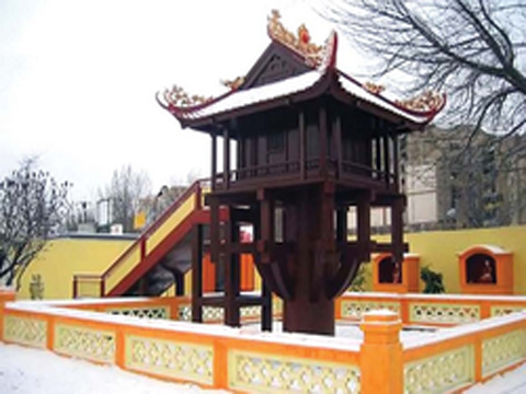 Chùa Thiên Việt ở Ba Lan được thiết kế theo kiến trúc chùa Một Cột tại Hà Nội. Chùa Thiên Việt ở Ba Lan được thiết kế theo kiến trúc chùa Một Cột tại Hà Nội.