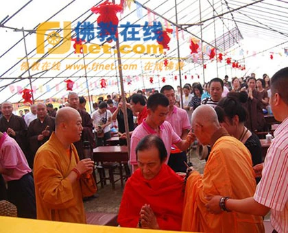 Pháp sư Xướng Hoài cạo tóc cho nghệ sĩ Du Bổn Xương.jpg