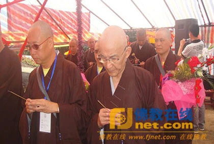 Pháp sư Xướng Hoài truyền giới sa di cho thầy Định Xướng.jpg