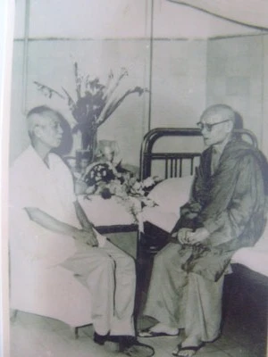 Các bác sĩ bệnh viện Việt Xô sang tận nơi đón nhà sư Bình Lương về nước. 