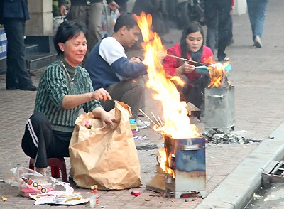 Đốt vàng mã là một tập tục của dân gian. Đốt vàng mã là một tập tục của dân gian.