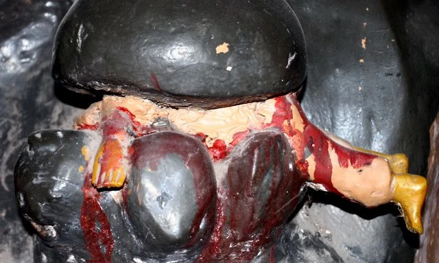 Ăn chộm chuông chùa thì bị chuông đè chết