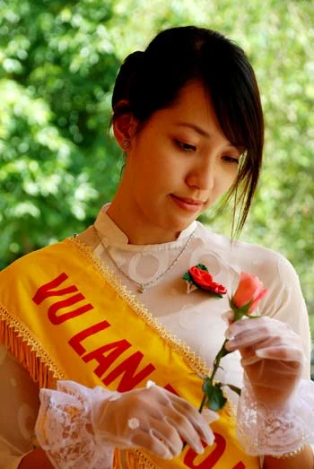 Thiếu nữ và hoa hồng trong mùa Vu Lan.