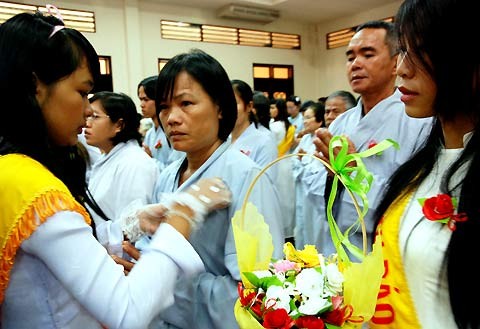 Phật tử lắng đọng cùng cảm xúc khi được gắn hoa hồng đỏ. Phật tử lắng đọng cùng cảm xúc khi được gắn hoa hồng đỏ.