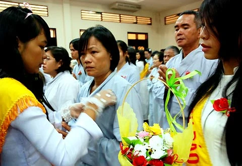 Phật tử lắng đọng cùng cảm xúc khi được gắn hoa hồng đỏ.