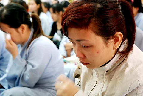 Phật từ bùi ngùi khi nghe giảng về công đức của mẹ cha.