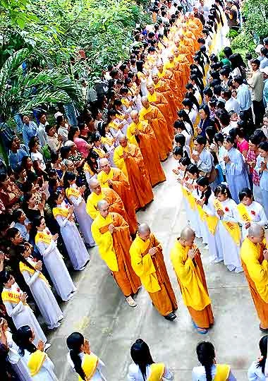 Ngày lễ cho sự hiếu hạnh diễn ra trong không khí trang nghiêm.