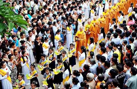 Hơn 15.000 người dân cùng các chư tăng, phật tử đã quây quần làm lễ mừng Ngày của mẹ tại chùa Hoằng Pháp. Hơn 15.000 người dân cùng các chư tăng, phật tử đã quây quần làm lễ mừng Ngày của mẹ tại chùa Hoằng Pháp.