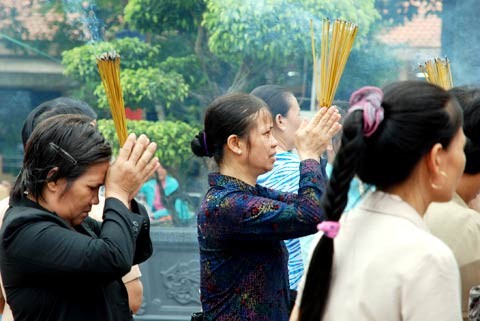 Trong suốt tháng Bảy Âm lịch, nhiều người dân đến chùa thắp hương cầu nguyện cho gia đạo bình an, cuộc sống gặp điều may mắn... Trong suốt tháng Bảy Âm lịch, nhiều người dân đến chùa thắp hương cầu nguyện cho gia đạo bình an, cuộc sống gặp điều may mắn...