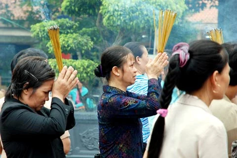 Trong suốt tháng Bảy Âm lịch, nhiều người dân đến chùa thắp hương cầu nguyện cho gia đạo bình an, cuộc sống gặp điều may mắn...