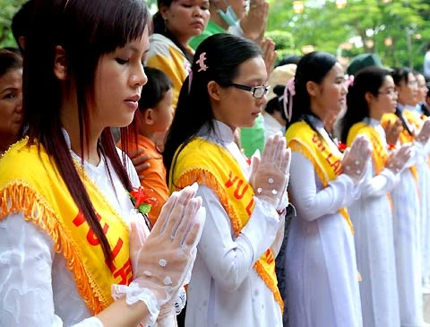 "Ai còn mẹ xin đừng làm mẹ khóc. Đừng để buồn lên mắt mẹ nghe không!".