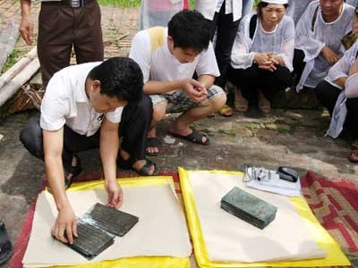 Hai cuốn kinh được gói lại để chuẩn bị đưa vào tháp.