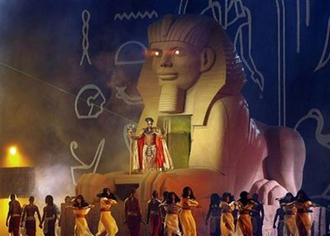 Hàng nghìn tượng người bằng băng, tác phẩm của nghệ sĩ Brazil, Nele Azevedo, được trưng bày tại quảng trường Gendarmenmarkt, thành phố Berlin, dần tan chảy chỉ sau nửa giờ đồng hồ dưới nhiệt độ 23 độ C. Đây là một lời cảnh báo của các nhà môi trường về hiện tượng ấm nóng toàn cầu dẫn đến hiệu ứng nhà kính, gây tổn hại cho khí quyển thế giới. Ảnh: DM Một người nông dân Trung Quốc đã sáng tạo ra những quả lê hình người với thủ thuật cấy ghép đặc biệt. Mùa lê năm nay, Gao Xianzhang thu được 10.000 quả với hình dạng có một không hai. Ông dự định xuất khẩu sản phẩm độc đáo này sang Anh và châu Âu. Ảnh: Mail Online. Một người mẫu trình diễn bộ trang phục hết sức kỳ quái trong bộ sưu tập Andrea Ayala tại chương trình thời trang Barcelona, ngày 2/9. Ảnh: Reuters. Các vũ công say sưa thể hiện những điệu múa cổ cùng với bản sao của tượng nhân sư Sphinx, bên ngoài nhà hát Green Park, Tripoli, Libya. Với sự tham gia của 800 vũ công, nhà tổ chức cho biết đây là rạp hát tự tạo lớn nhất thế giới. Ảnh: AP. Không chỉ thực hiện nghĩa vụ của người tu hành, các nhà sư còn rất tích cực tham gia các hoạt động thể thao. Trên ảnh là đội bóng chuyền thầy tu tại Rabdey Dratsang, quận Samdrup Jongkhar, Bhutan. Ảnh: Reuters. Nhà sáng chế nghiệp dư, Tao Xiangli, cho ra mắt chiếc tàu ngầm tự tạo của mình trên một chiếc hồ ở ngoại ô Bắc Kinh ngày 3/9. Chiếc tàu ngầm này cũng có đầy đủ bộ phận như kính viễn vọng, motor điện, áp kế và hai chân vịt, với giá 4.385 USD. Ảnh: Reuters. Bức hình chụp toàn cảnh mê cung có hình một chú bò trên cánh đồng Marienfelde, ngoại ô Berlin, ngày 2/9. Mê cung độc đáo này do Viện Liên bang đánh giá rủi ro Đức thực hiện nhằm nâng cao nhận thức cho người dân về ăn uống điều độ, tránh bị tổn thương trước những chất thực phẩm có hại cho sức khỏe. Ảnh: Reuters.