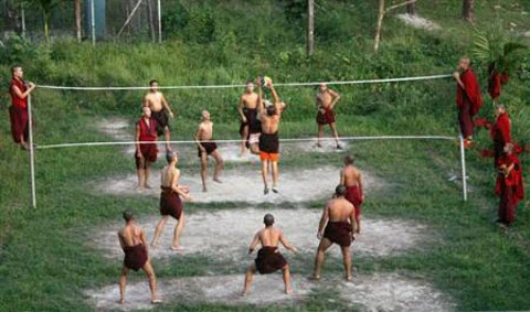 Hàng nghìn tượng người bằng băng, tác phẩm của nghệ sĩ Brazil, Nele Azevedo, được trưng bày tại quảng trường Gendarmenmarkt, thành phố Berlin, dần tan chảy chỉ sau nửa giờ đồng hồ dưới nhiệt độ 23 độ C. Đây là một lời cảnh báo của các nhà môi trường về hiện tượng ấm nóng toàn cầu dẫn đến hiệu ứng nhà kính, gây tổn hại cho khí quyển thế giới. Ảnh: DM Một người nông dân Trung Quốc đã sáng tạo ra những quả lê hình người với thủ thuật cấy ghép đặc biệt. Mùa lê năm nay, Gao Xianzhang thu được 10.000 quả với hình dạng có một không hai. Ông dự định xuất khẩu sản phẩm độc đáo này sang Anh và châu Âu. Ảnh: Mail Online. Một người mẫu trình diễn bộ trang phục hết sức kỳ quái trong bộ sưu tập Andrea Ayala tại chương trình thời trang Barcelona, ngày 2/9. Ảnh: Reuters. Các vũ công say sưa thể hiện những điệu múa cổ cùng với bản sao của tượng nhân sư Sphinx, bên ngoài nhà hát Green Park, Tripoli, Libya. Với sự tham gia của 800 vũ công, nhà tổ chức cho biết đây là rạp hát tự tạo lớn nhất thế giới. Ảnh: AP. Không chỉ thực hiện nghĩa vụ của người tu hành, các nhà sư còn rất tích cực tham gia các hoạt động thể thao. Trên ảnh là đội bóng chuyền thầy tu tại Rabdey Dratsang, quận Samdrup Jongkhar, Bhutan. Ảnh: Reuters. Nhà sáng chế nghiệp dư, Tao Xiangli, cho ra mắt chiếc tàu ngầm tự tạo của mình trên một chiếc hồ ở ngoại ô Bắc Kinh ngày 3/9. Chiếc tàu ngầm này cũng có đầy đủ bộ phận như kính viễn vọng, motor điện, áp kế và hai chân vịt, với giá 4.385 USD. Ảnh: Reuters. Bức hình chụp toàn cảnh mê cung có hình một chú bò trên cánh đồng Marienfelde, ngoại ô Berlin, ngày 2/9. Mê cung độc đáo này do Viện Liên bang đánh giá rủi ro Đức thực hiện nhằm nâng cao nhận thức cho người dân về ăn uống điều độ, tránh bị tổn thương trước những chất thực phẩm có hại cho sức khỏe. Ảnh: Reuters.