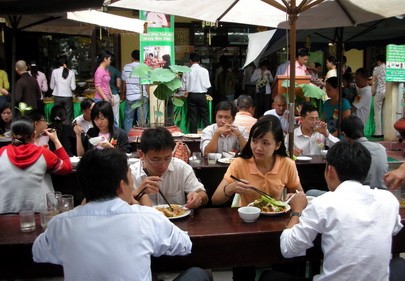 Đông đảo bạn trẻ ăn cơm chay tại nhà hàng Việt Chay (Q.3, TP.HCM)- Ảnh: ĐÌNH DÂN - T.T.D. Đông đảo bạn trẻ ăn cơm chay tại nhà hàng Việt Chay (Q.3, TP.HCM)- Ảnh: ĐÌNH DÂN - T.T.D.