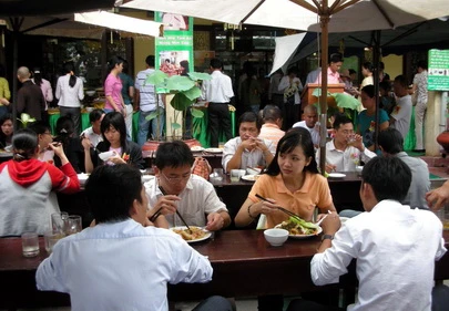 Đông đảo bạn trẻ ăn cơm chay tại nhà hàng Việt Chay (Q.3, TP.HCM)- Ảnh: ĐÌNH DÂN - T.T.D.