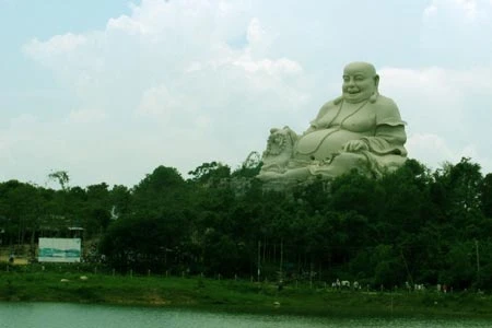 An Giang với các cảnh đẹp nổi tiếng từ xưa như: Chùa Bà Chúa Xứ, Núi Sam, Núi Cấm, Ba Chúc, Chùa Miên... Những nông dân thuần phác Cánh đồng lúa xanh ngắt đến chân trời. An Giang thu hút nhiều du khách tới vãn cảnh và lễ Phật.