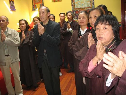 Dâng hương lễ Phật tại Trung tâm